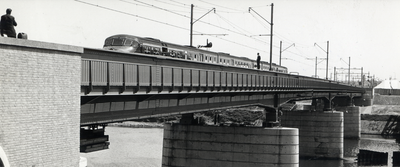 170410 Gezicht op de nieuwe spoorbrug over de Maas te Venlo, met op de brug de feesttrein (een diesel-electrisch ...